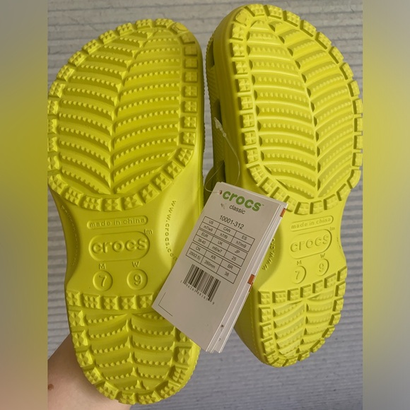 NWT Classic Crocs in Kiwi, Women’s 9/Men’s 7 - Picture 2 of 5